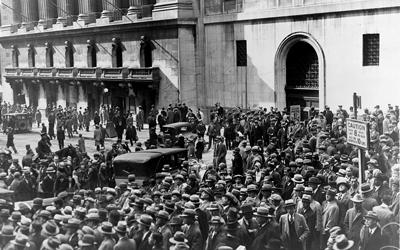 Crowd of people standing outside of the New York Stock Exchange in 1929.