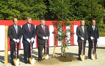 Secretary Vilsack (second from the left) joined (l-r) U.S. Ambassador Roos, Iowa Governor Bill Northey, Yamanashi Governor Shomei Yokouchi, and the Speaker of the Yamanashi Diet to plant an oak tree—Iowa’s official state tree—on the grounds of the Yamanashi Prefectural Museum of Art to recognize the longstanding friendship between the two states and countries.