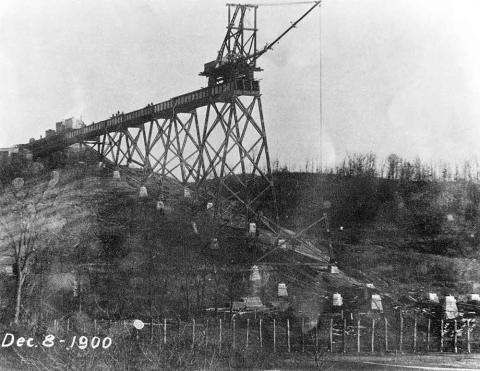 Construction during the building of the Boone Viaduct in 1900. 