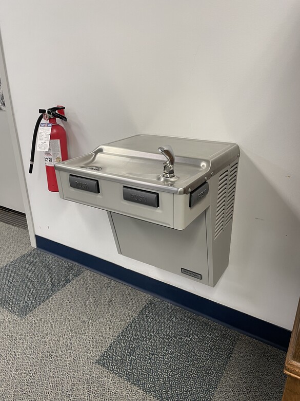 Wheelchair accessible water fountain